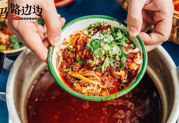 马路边边麻辣烫加盟费