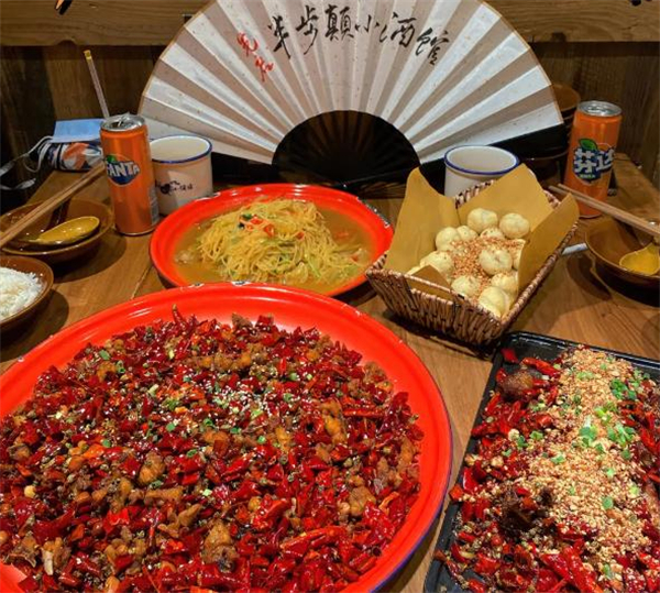 半步颠小酒馆加盟费