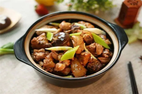 吉小安石锅鸡米饭加盟费