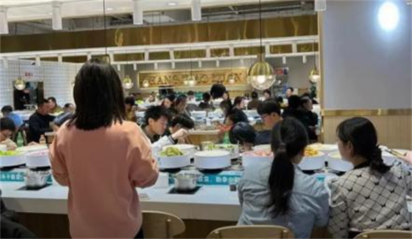 张小旋自助旋转火锅加盟加盟费用