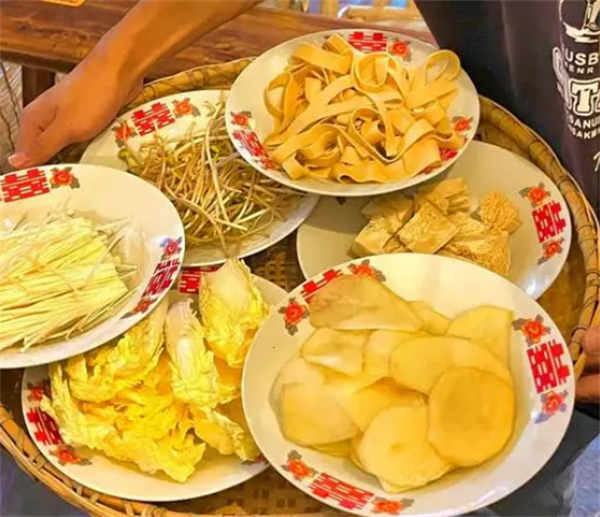 周哈星炉边菜加盟加盟费用