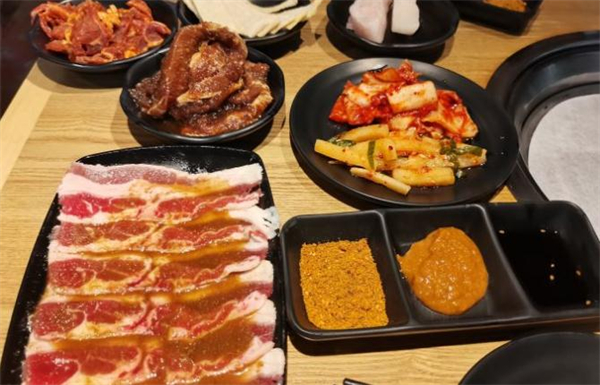 本家小顽牛自助烤肉加盟加盟费用