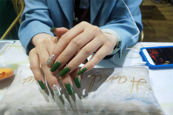 瞧享美甲加盟费